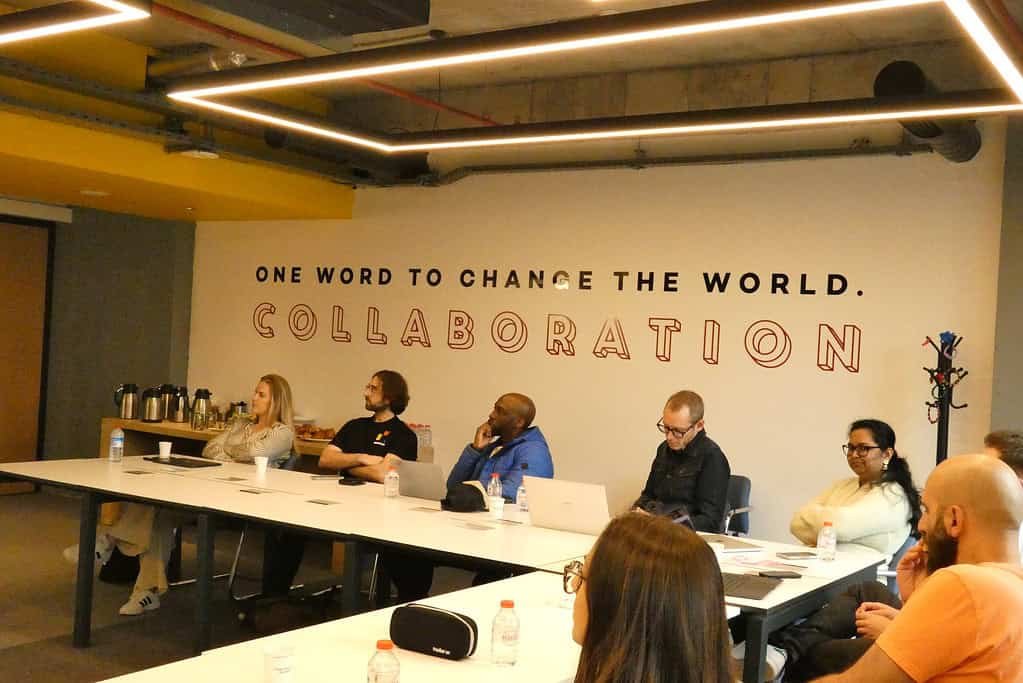 Ellipsis in the Co-working space